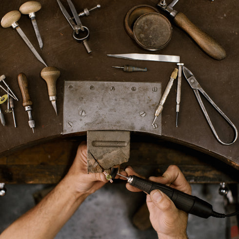 Limpiar, pulir y rodiar oro blanco